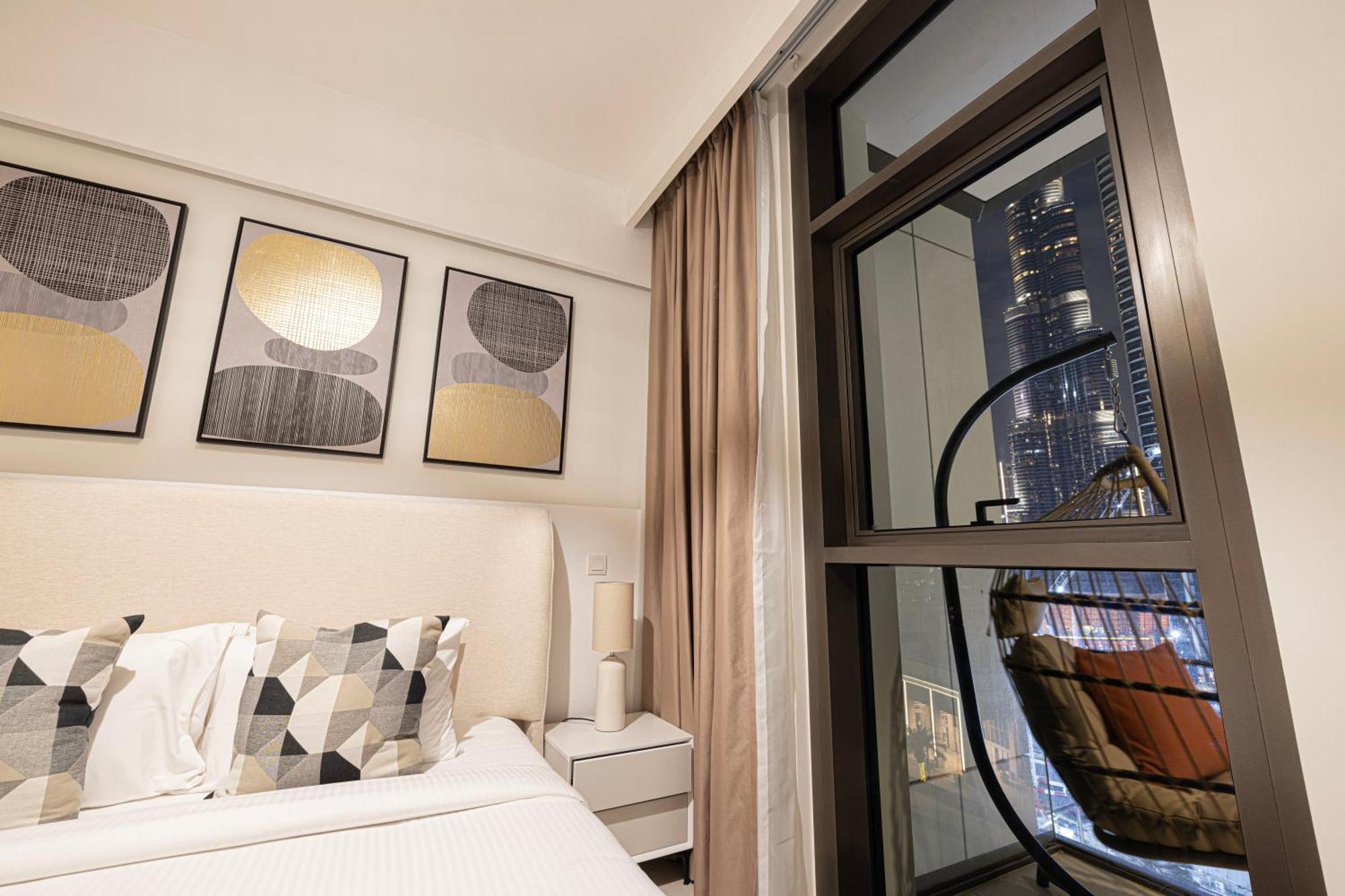 Burj Crown - Spectacular Boulevard View, Opposite Mall Apartment