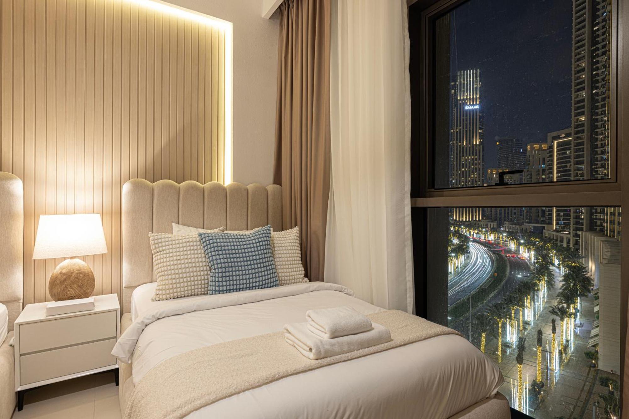 Burj Crown - Spectacular Boulevard View, Opposite Mall Apartment