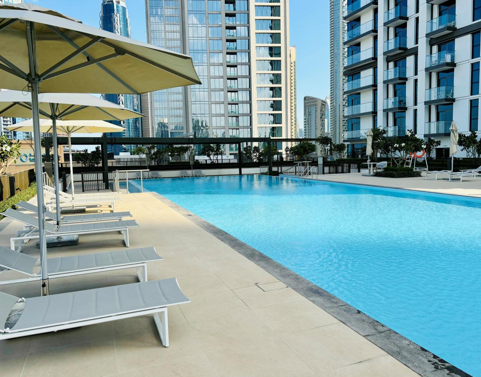 Burj Crown - Spectacular Boulevard View, Opposite Mall Apartment *